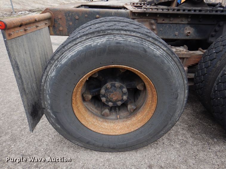 image for item DH8131 1992 Ford L9000  semi truck