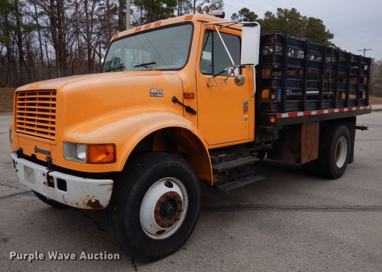 image for item DH8134 2001 International 4900  flatbed truck
