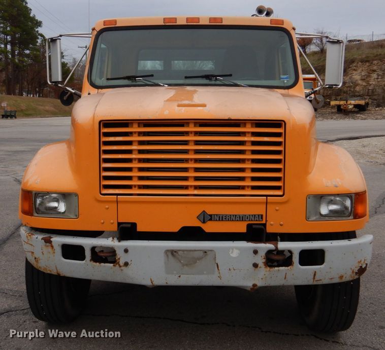 image for item DH8134 2001 International 4900  flatbed truck