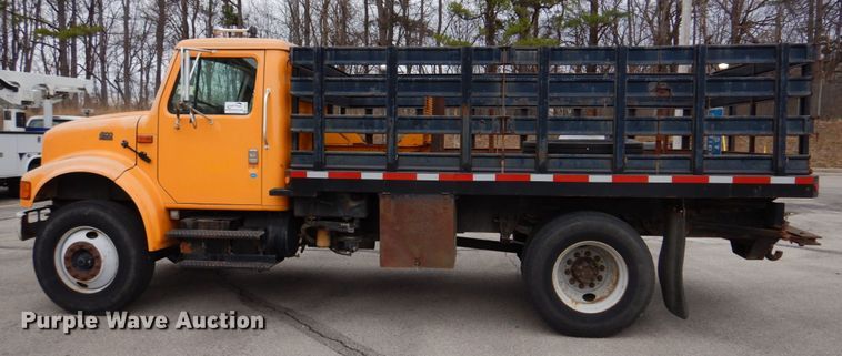 image for item DH8134 2001 International 4900  flatbed truck