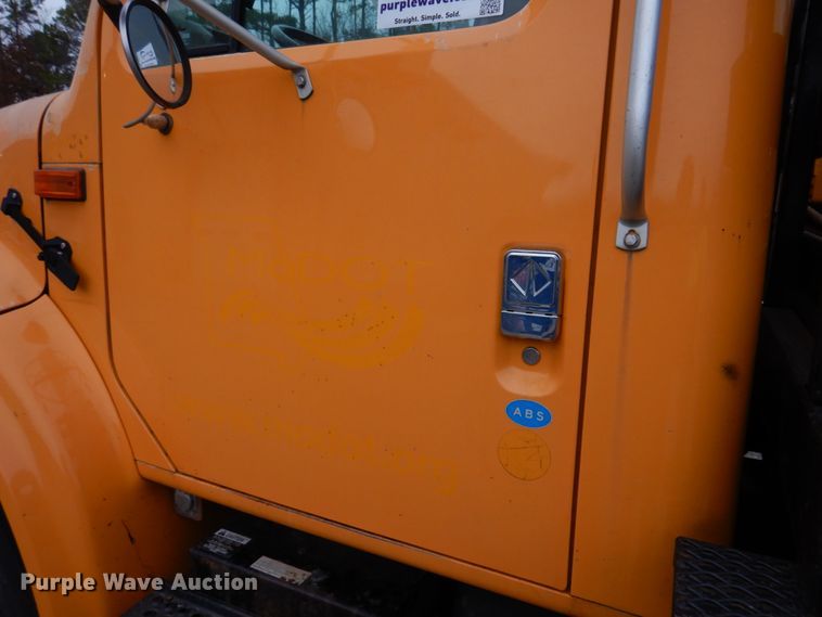 image for item DH8134 2001 International 4900  flatbed truck