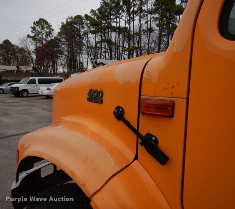 image for item DH8134 2001 International 4900  flatbed truck