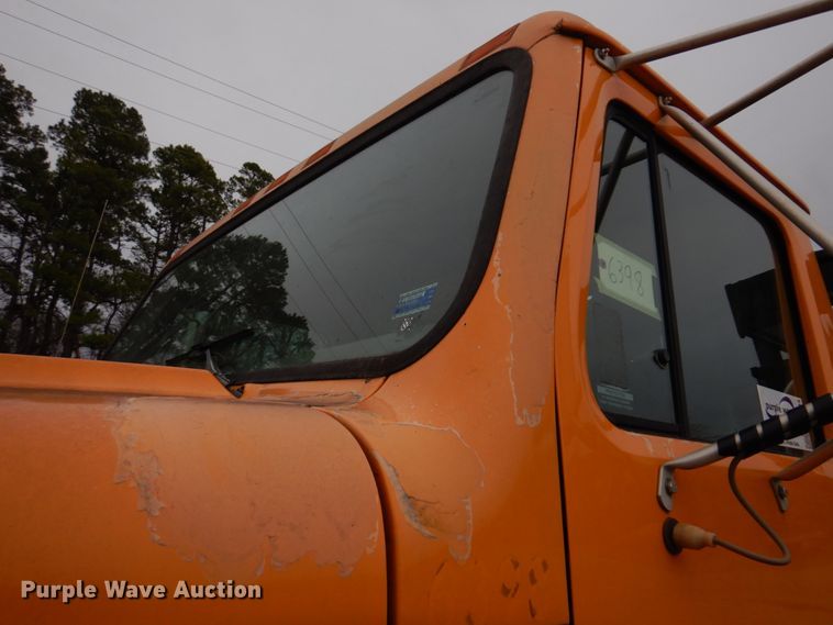 image for item DH8134 2001 International 4900  flatbed truck