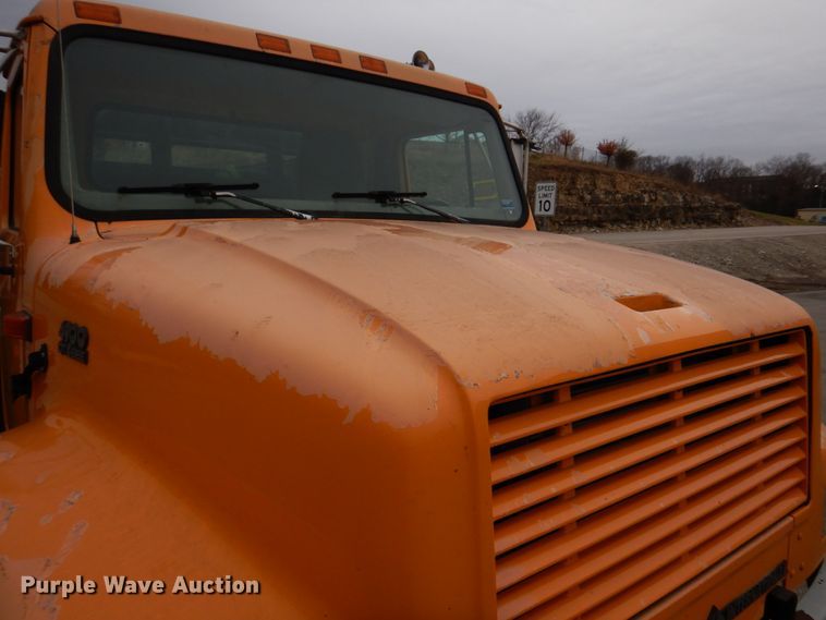 image for item DH8134 2001 International 4900  flatbed truck