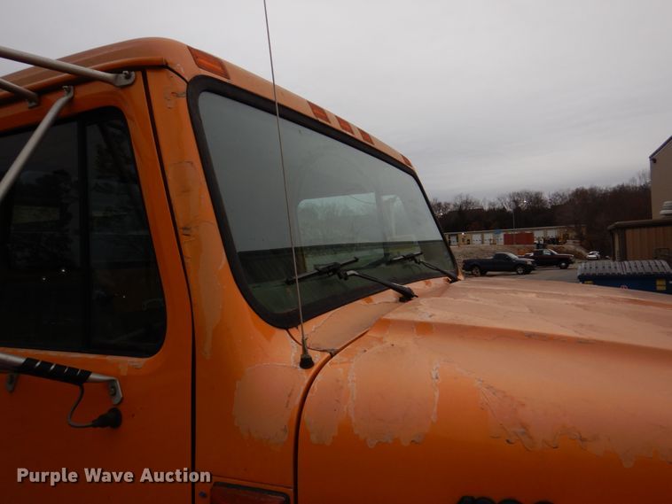 image for item DH8134 2001 International 4900  flatbed truck