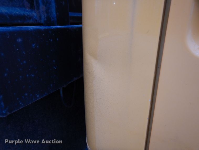 image for item DH8134 2001 International 4900  flatbed truck