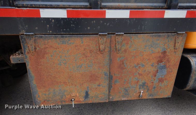 image for item DH8134 2001 International 4900  flatbed truck