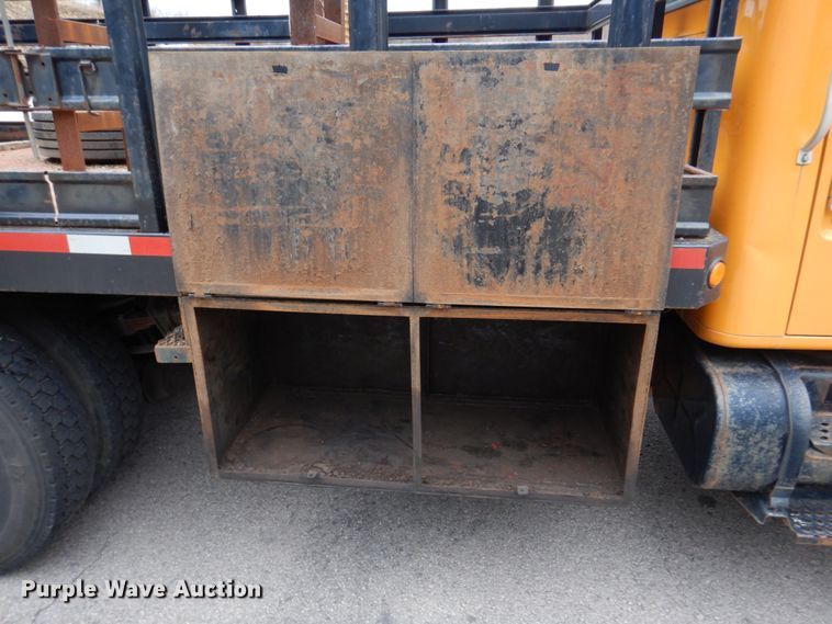 image for item DH8134 2001 International 4900  flatbed truck