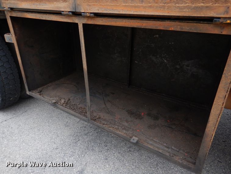 image for item DH8134 2001 International 4900  flatbed truck