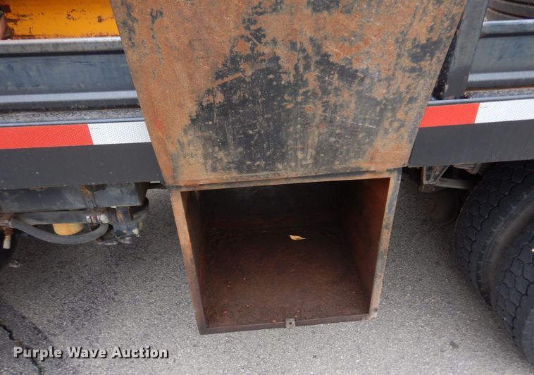 image for item DH8134 2001 International 4900  flatbed truck