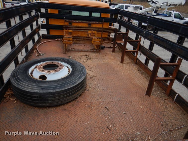 image for item DH8134 2001 International 4900  flatbed truck