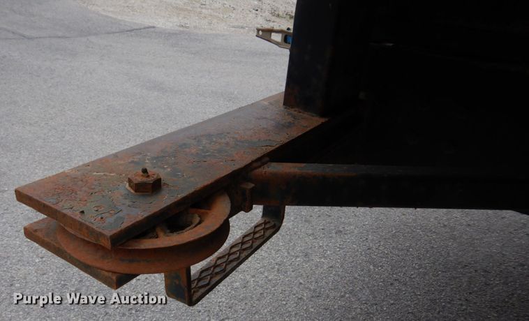 image for item DH8134 2001 International 4900  flatbed truck