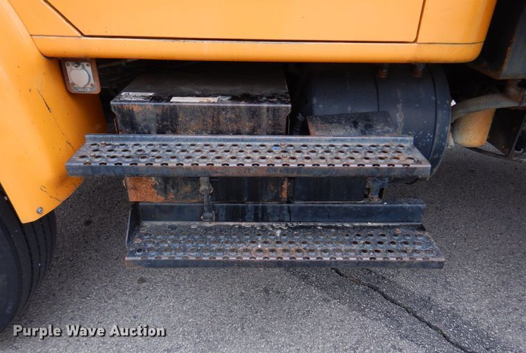 image for item DH8134 2001 International 4900  flatbed truck