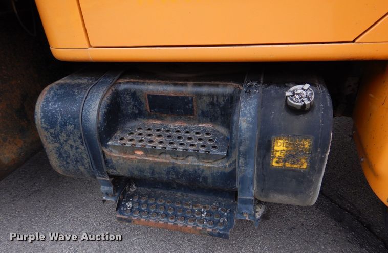 image for item DH8134 2001 International 4900  flatbed truck