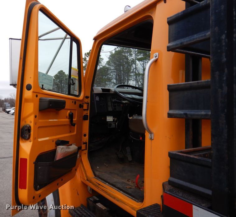 image for item DH8134 2001 International 4900  flatbed truck