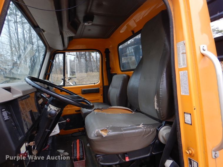 image for item DH8134 2001 International 4900  flatbed truck