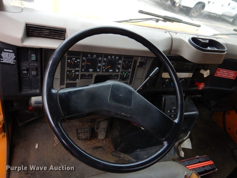 image for item DH8134 2001 International 4900  flatbed truck