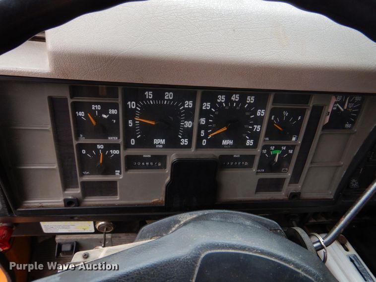 image for item DH8134 2001 International 4900  flatbed truck