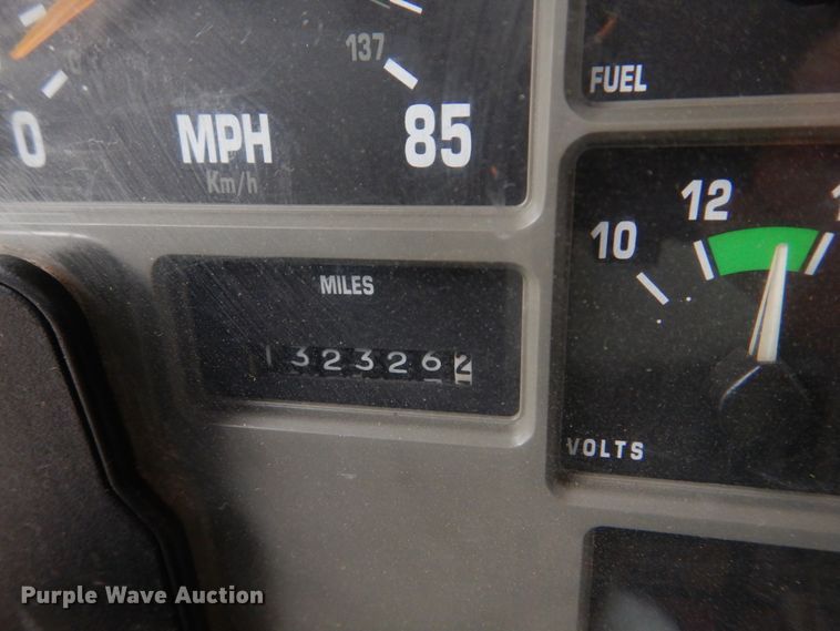 image for item DH8134 2001 International 4900  flatbed truck