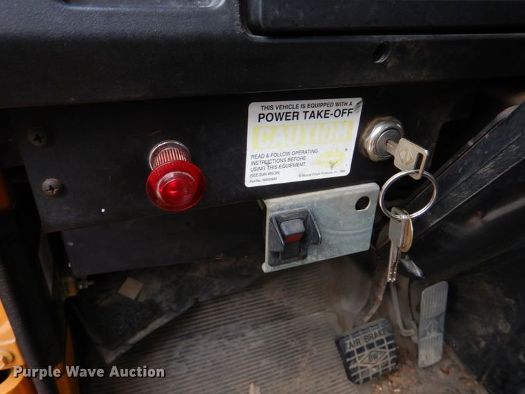 image for item DH8134 2001 International 4900  flatbed truck