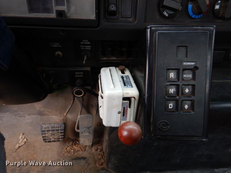 image for item DH8134 2001 International 4900  flatbed truck