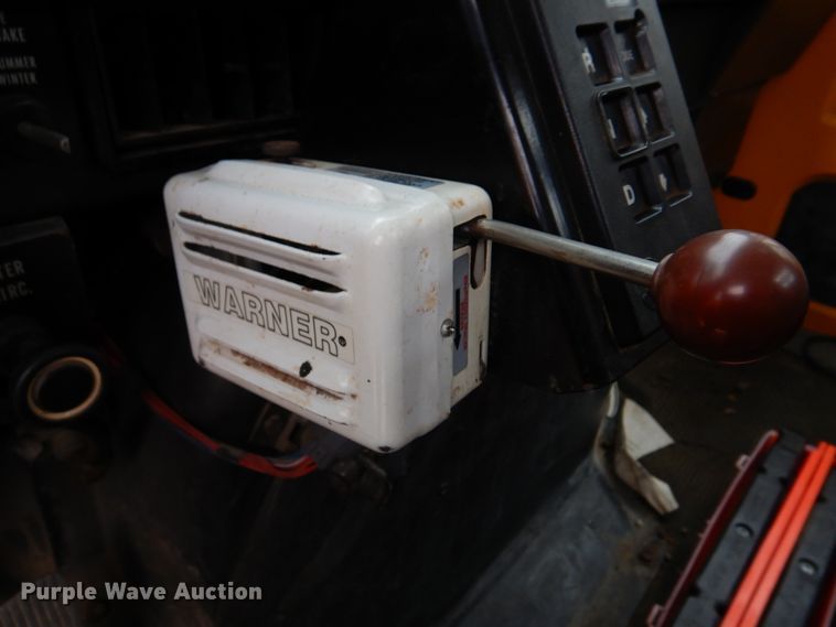 image for item DH8134 2001 International 4900  flatbed truck