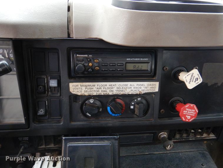 image for item DH8134 2001 International 4900  flatbed truck