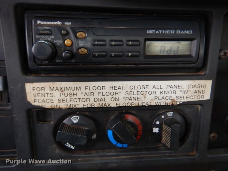 image for item DH8134 2001 International 4900  flatbed truck