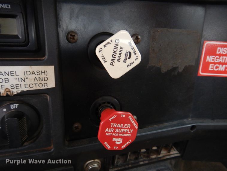 image for item DH8134 2001 International 4900  flatbed truck