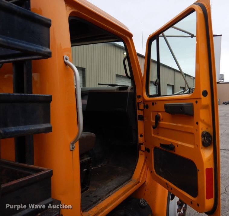 image for item DH8134 2001 International 4900  flatbed truck