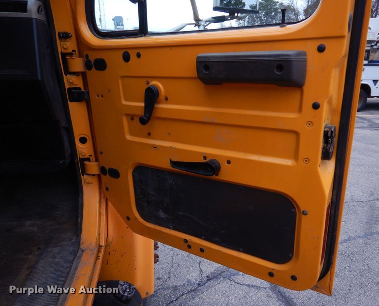 image for item DH8134 2001 International 4900  flatbed truck