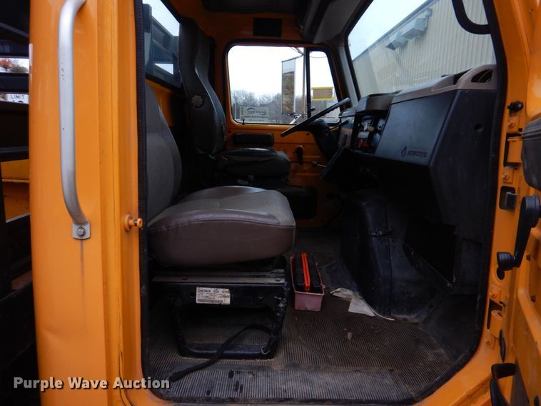 image for item DH8134 2001 International 4900  flatbed truck