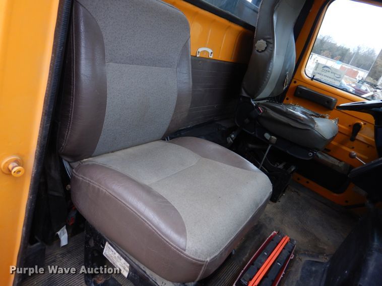 image for item DH8134 2001 International 4900  flatbed truck