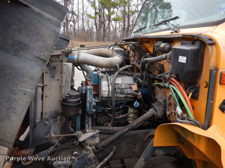 image for item DH8134 2001 International 4900  flatbed truck