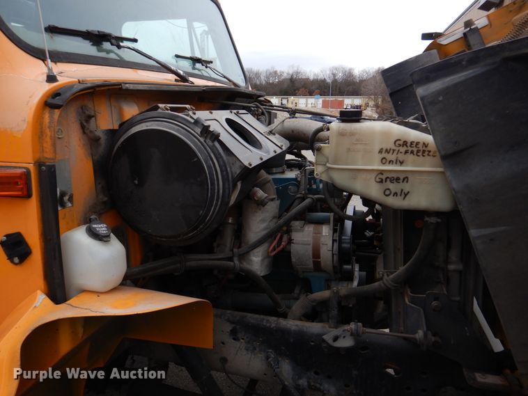 image for item DH8134 2001 International 4900  flatbed truck