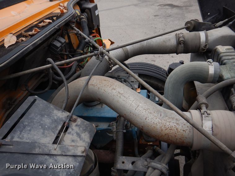 image for item DH8134 2001 International 4900  flatbed truck