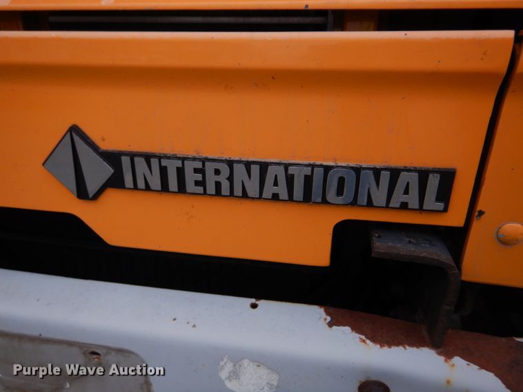 image for item DH8134 2001 International 4900  flatbed truck