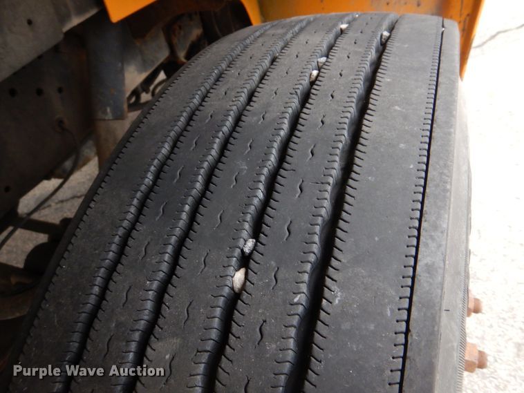 image for item DH8134 2001 International 4900  flatbed truck