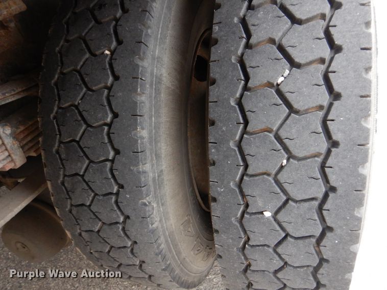 image for item DH8134 2001 International 4900  flatbed truck