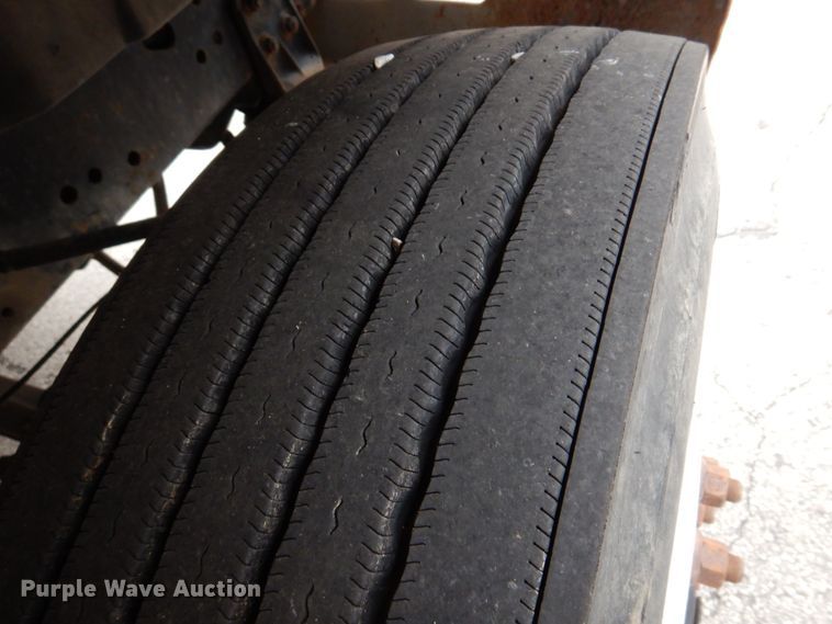 image for item DH8134 2001 International 4900  flatbed truck