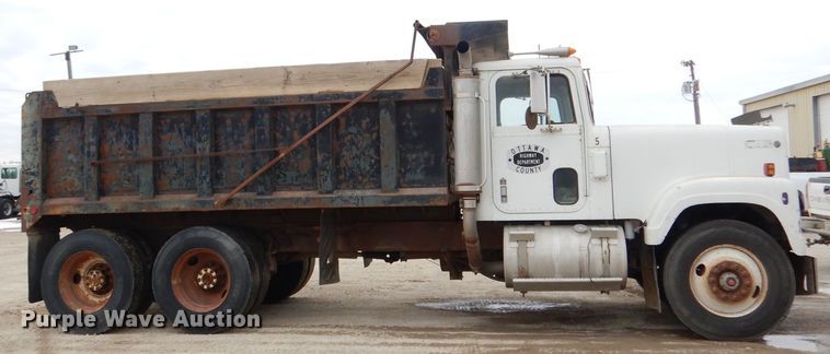 image for item DH8808 1983 International Transtar 4300  dump truck