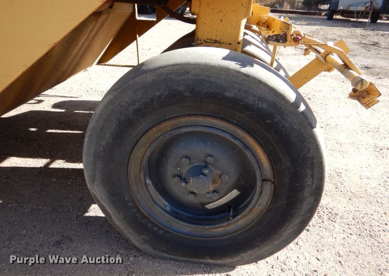 image for item DK7247 1993 Caterpillar PS-130  pneumatic roller