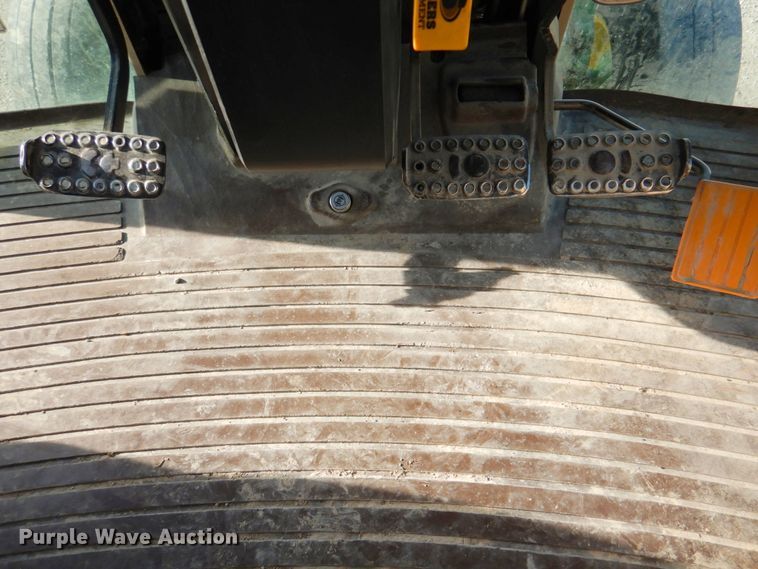 image for item DN2642 2002 John Deere 6405  tractor