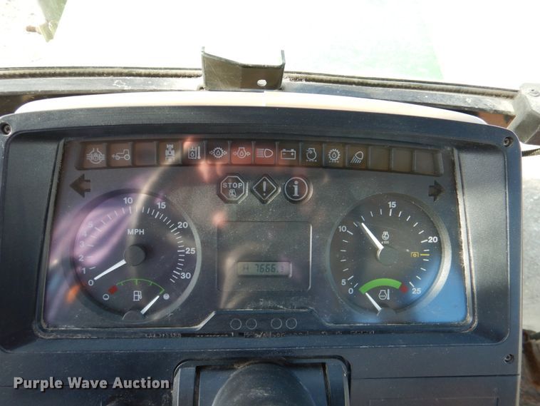 image for item DN2642 2002 John Deere 6405  tractor