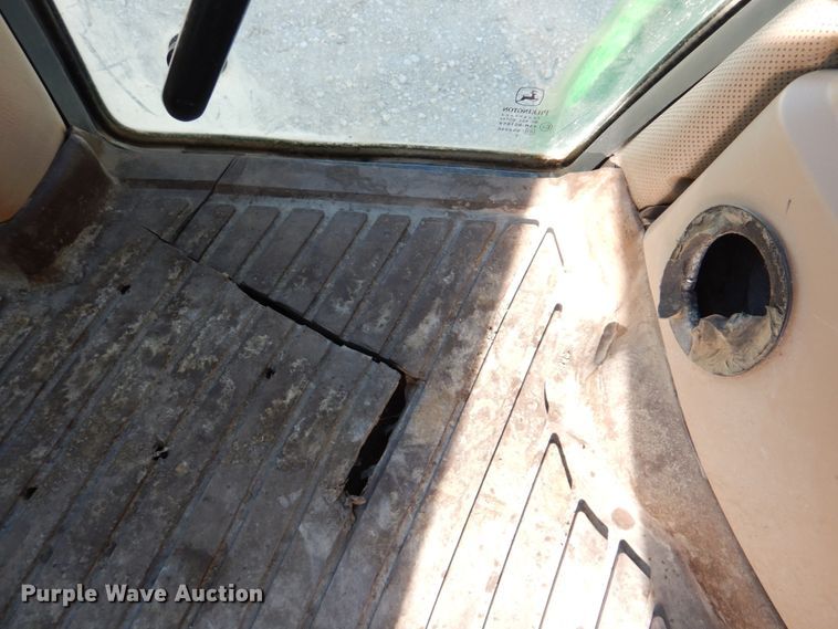 image for item DN2642 2002 John Deere 6405  tractor