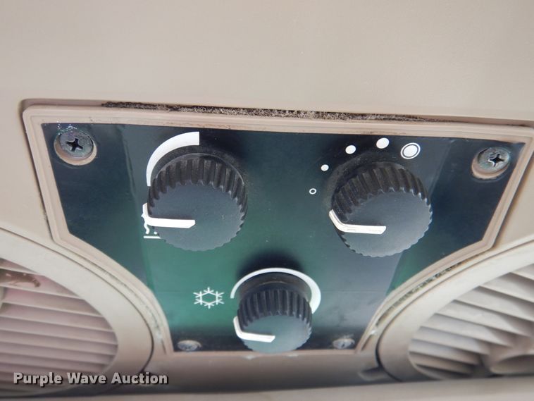 image for item DN2642 2002 John Deere 6405  tractor