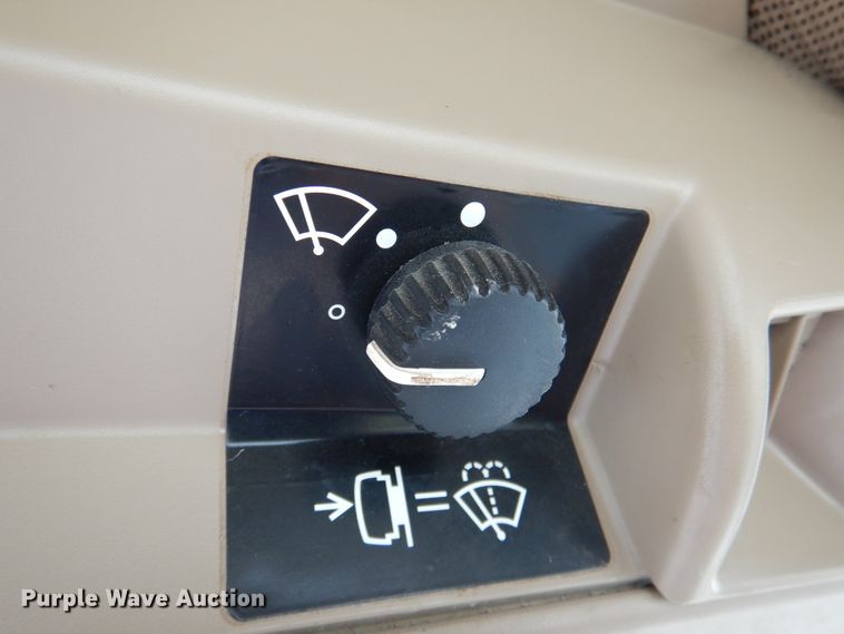 image for item DN2642 2002 John Deere 6405  tractor