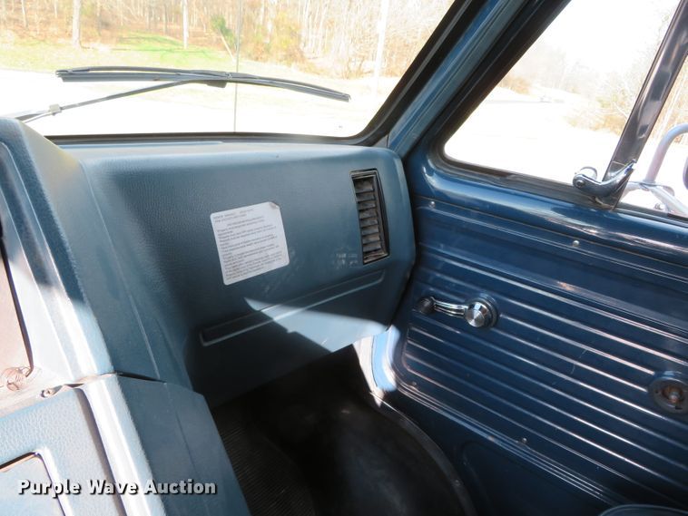 image for item DN7852 1993 Chevrolet G30  emergency vehicle