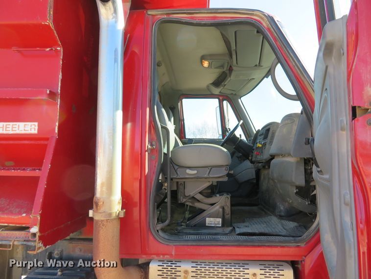 image for item FP9490 2005 International 7400  dump truck