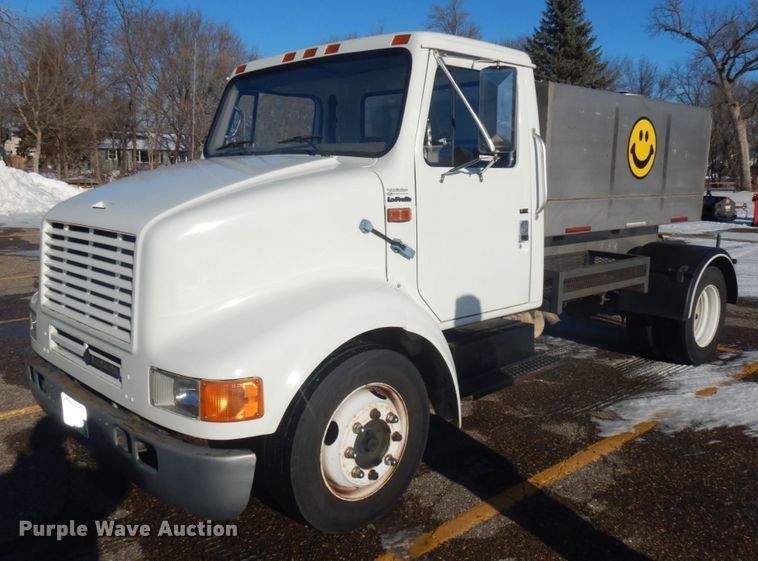 image for item IO9654 1998 International 4700  truck cab and chassis